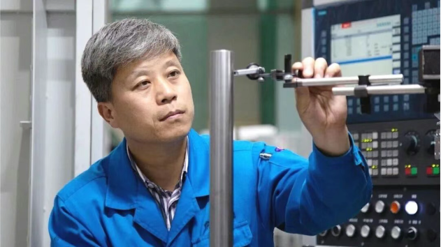 【西部大開發雜志】侯海峰：守護大國重器精度的“機床醫生”